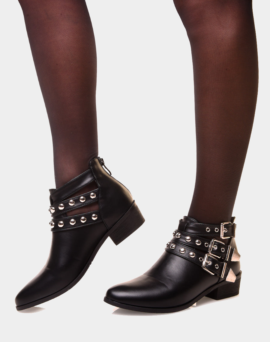 Bottines noires plates différentes lanières cloutés