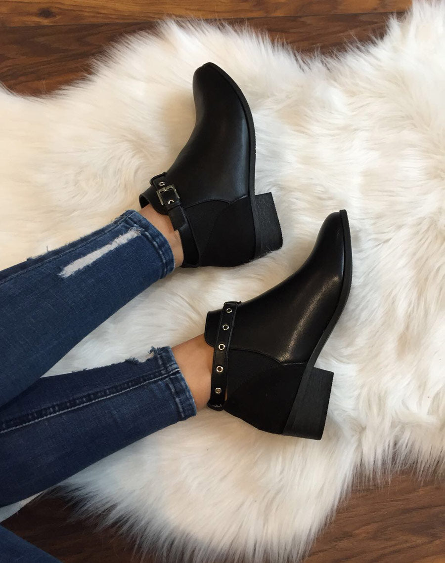 Bottines noires plates lanière ajustable
