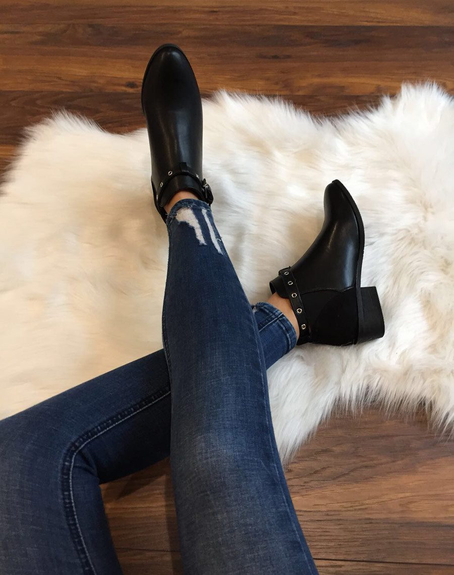 Bottines noires plates lanière ajustable