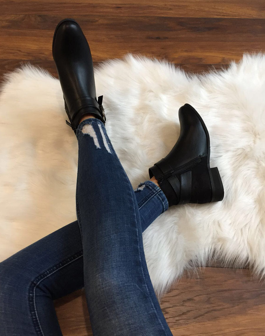 Bottines noires plates lanières à sangles décoratives