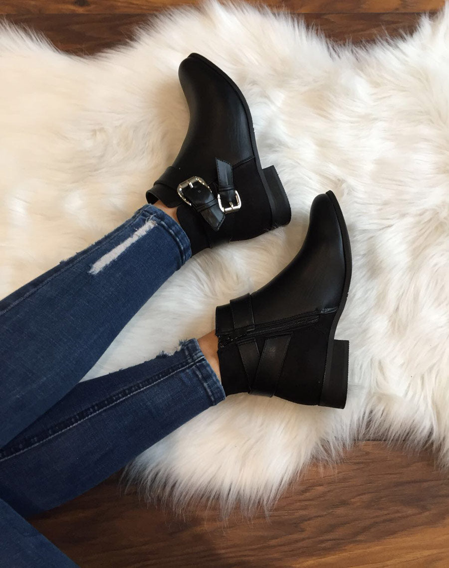 Bottines noires plates lanières à sangles décoratives