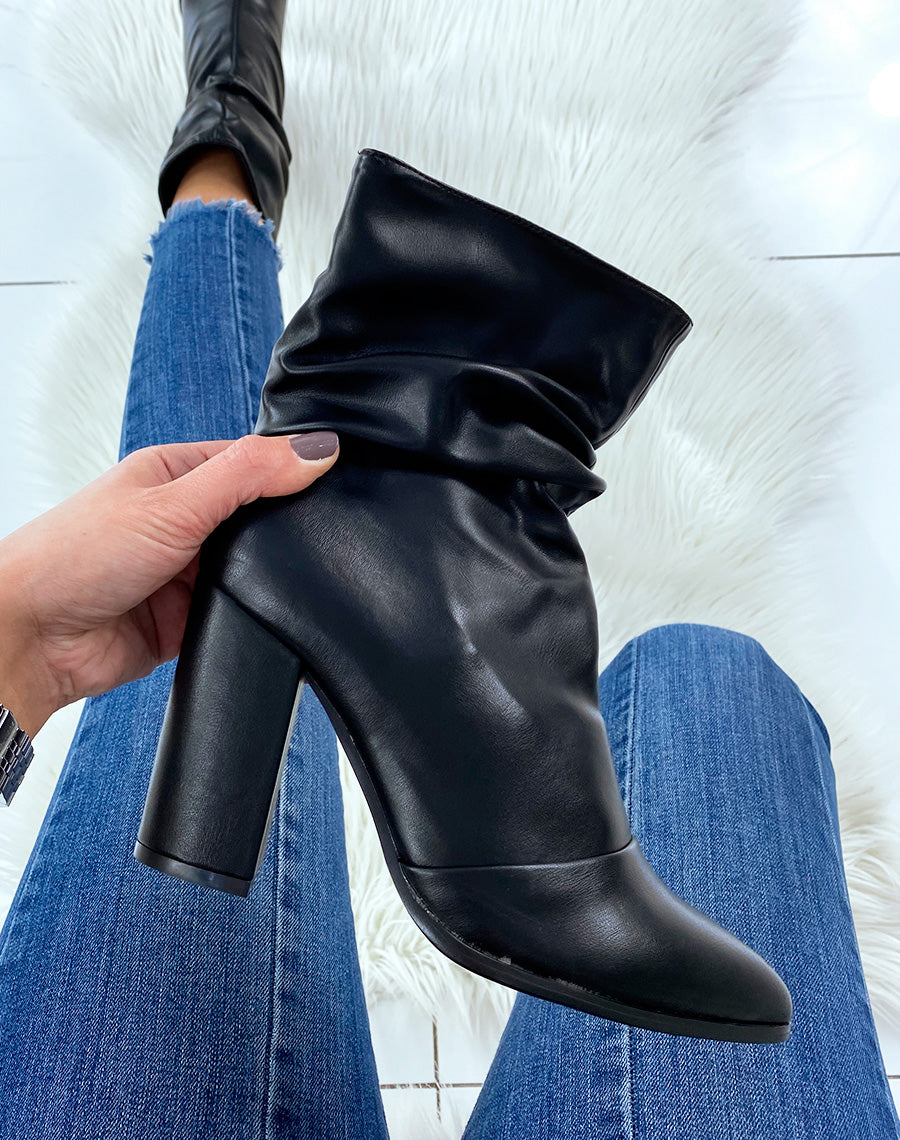 Bottines noires plissées à talon et bout pointu
