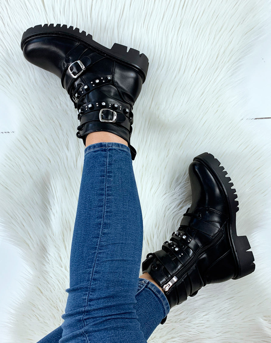 Bottines noires sanglées et cloutées à strass