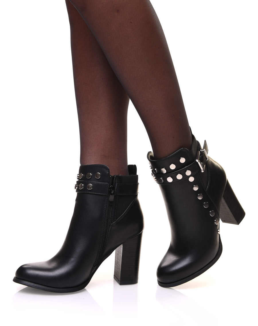 Bottines noires à sangle détails cloutés et talons