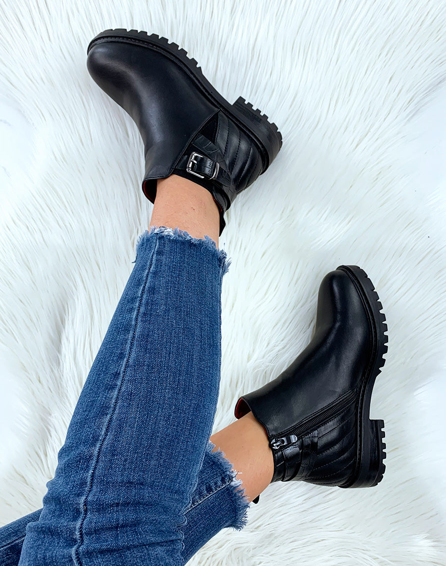 Bottines noires à sangles et intérieur rouge