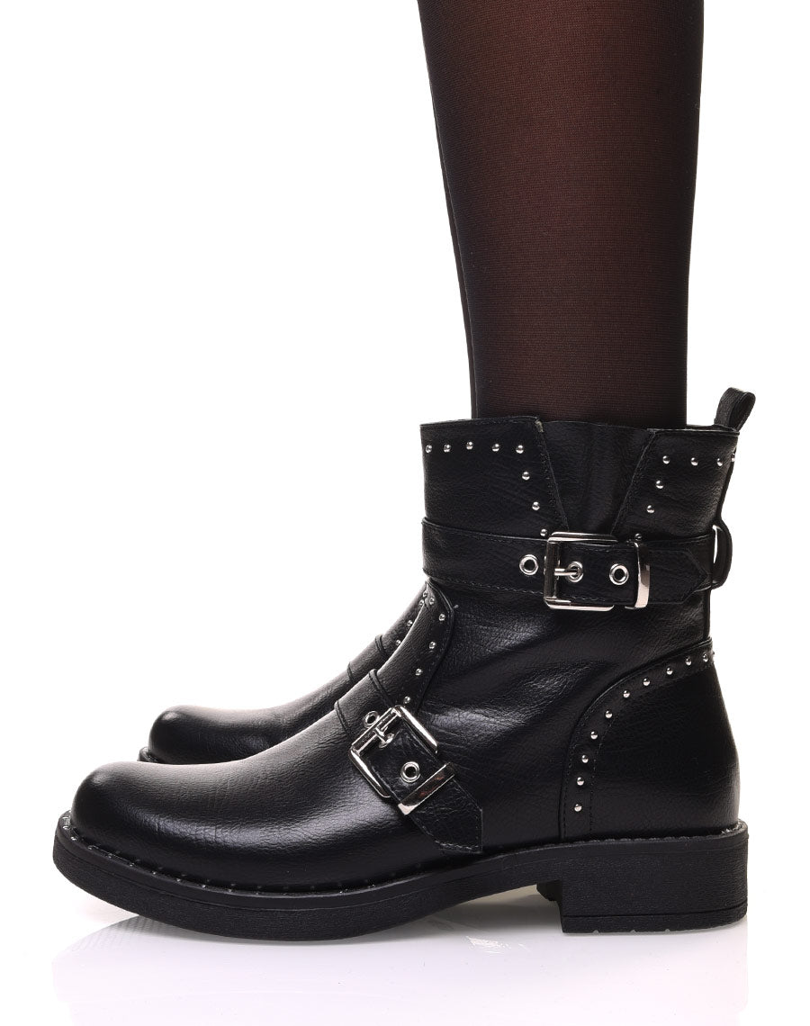 Bottines noires à sangles et ornées de petits clous rond
