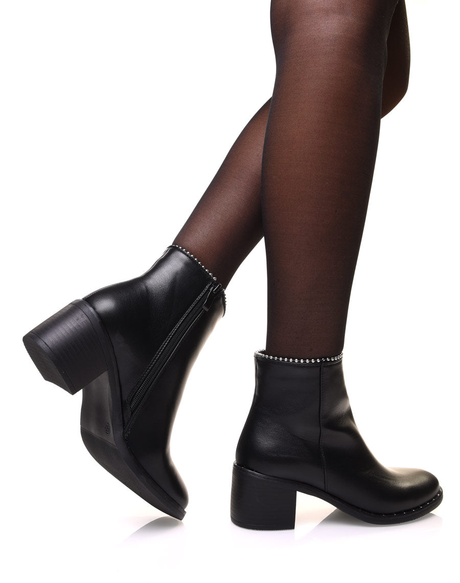 Bottines noires à semelle cloutée et haut perlé