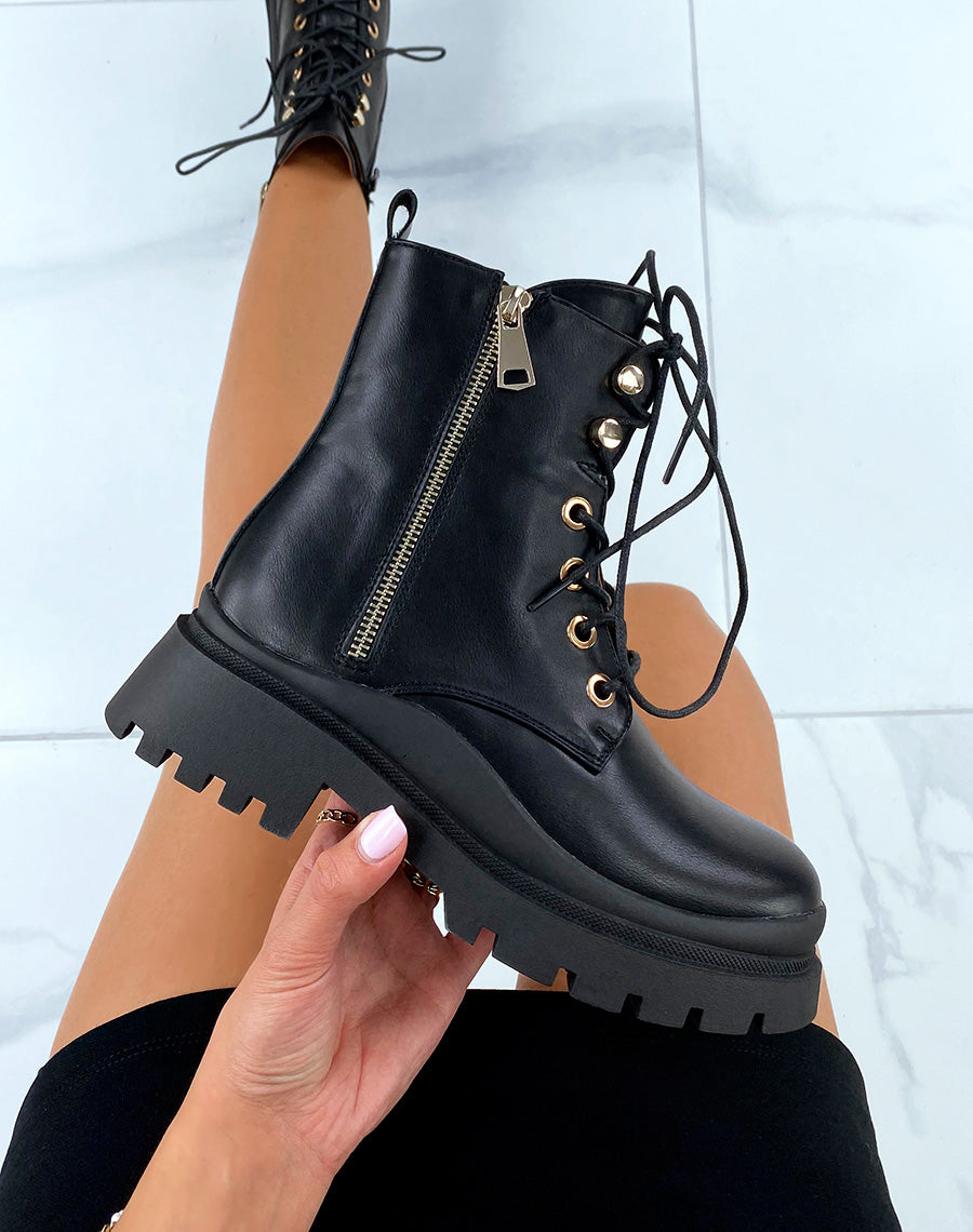 Bottines noires à semelle crantée à détail doré