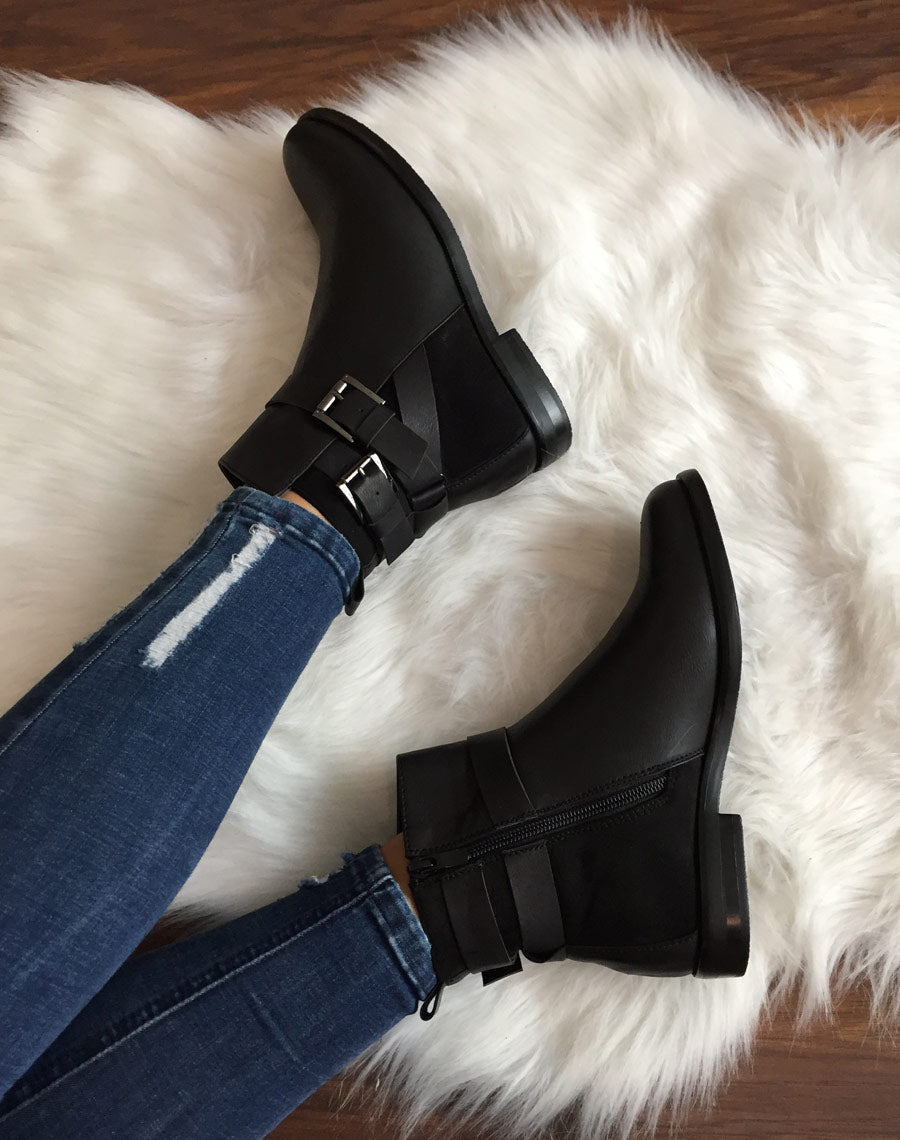 Bottines noires semi-montantes à boucles