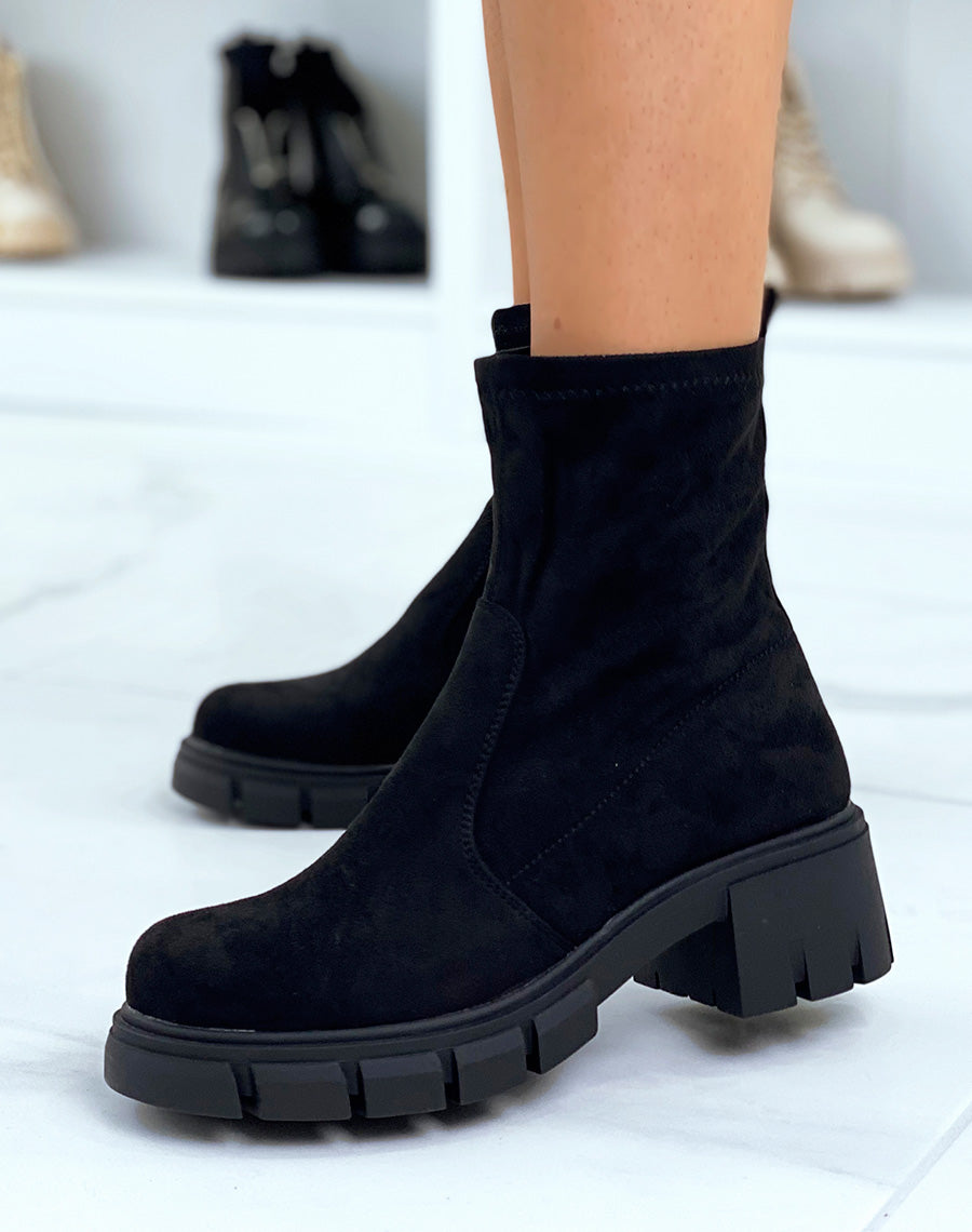 Bottines noires souples en suédine à talon cranté