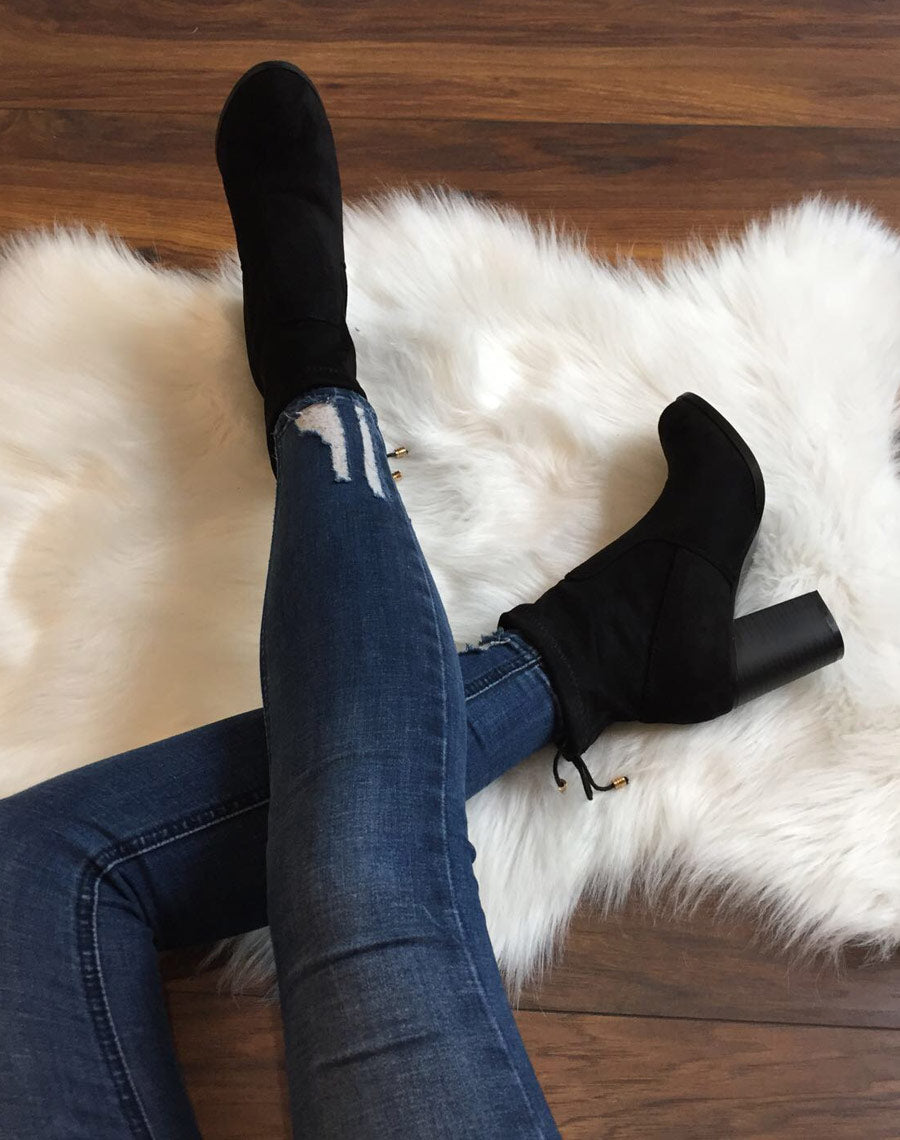 Bottines noires souples en suédine à talons