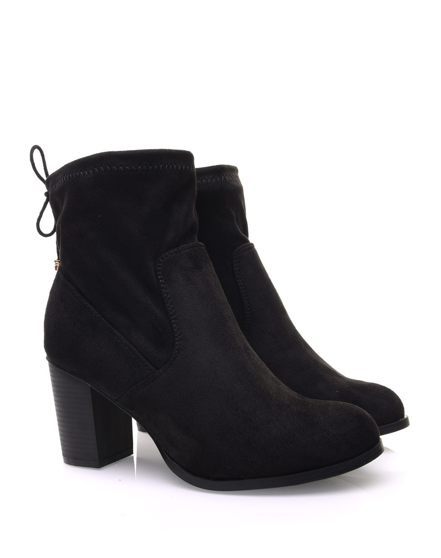 Bottines noires souples en suédine à talons