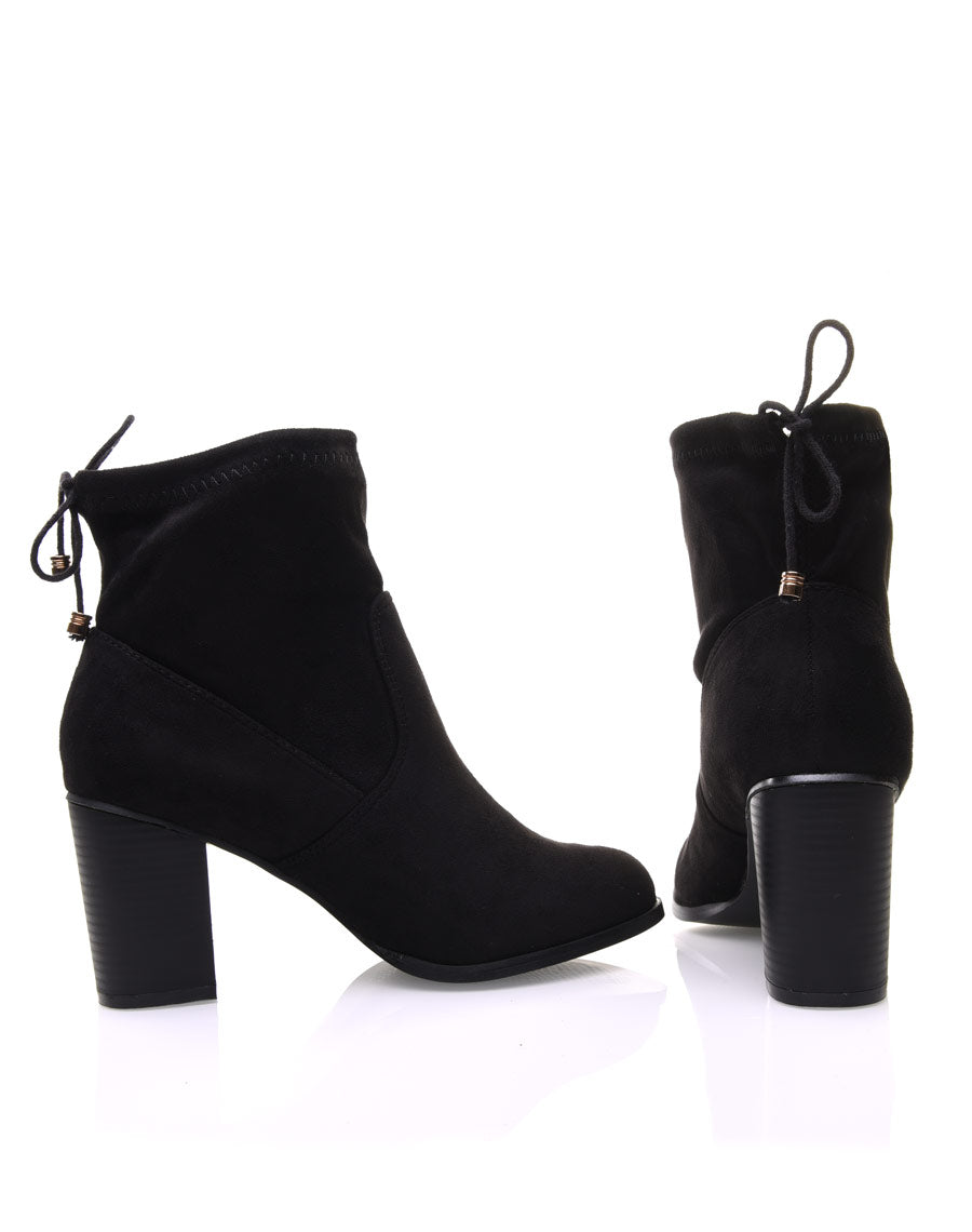 Bottines noires souples en suédine à talons