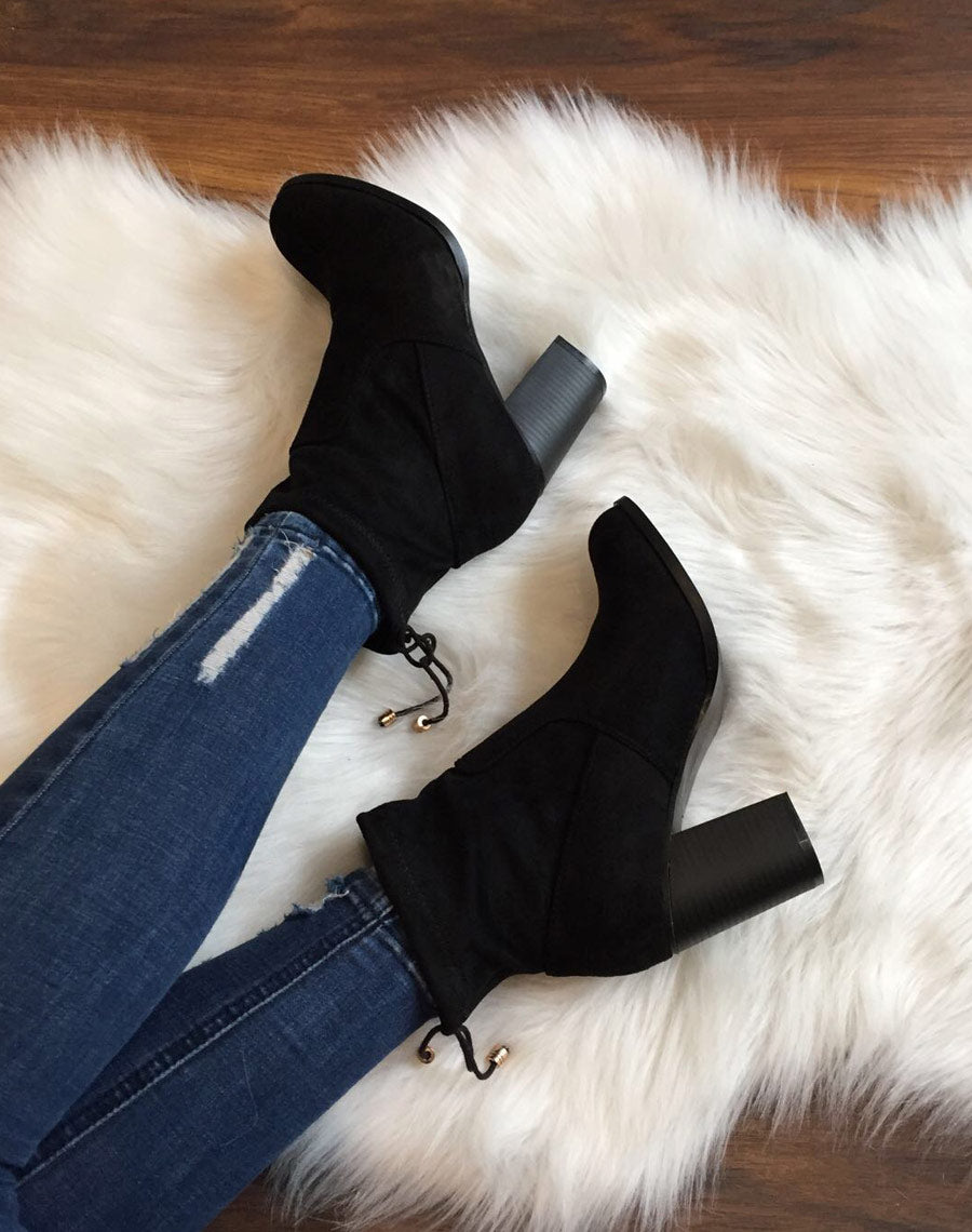 Bottines noires souples en suédine à talons