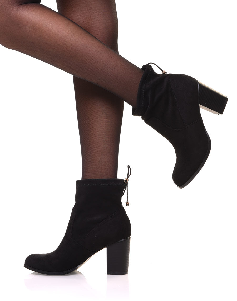 Bottines noires souples en suédine à talons