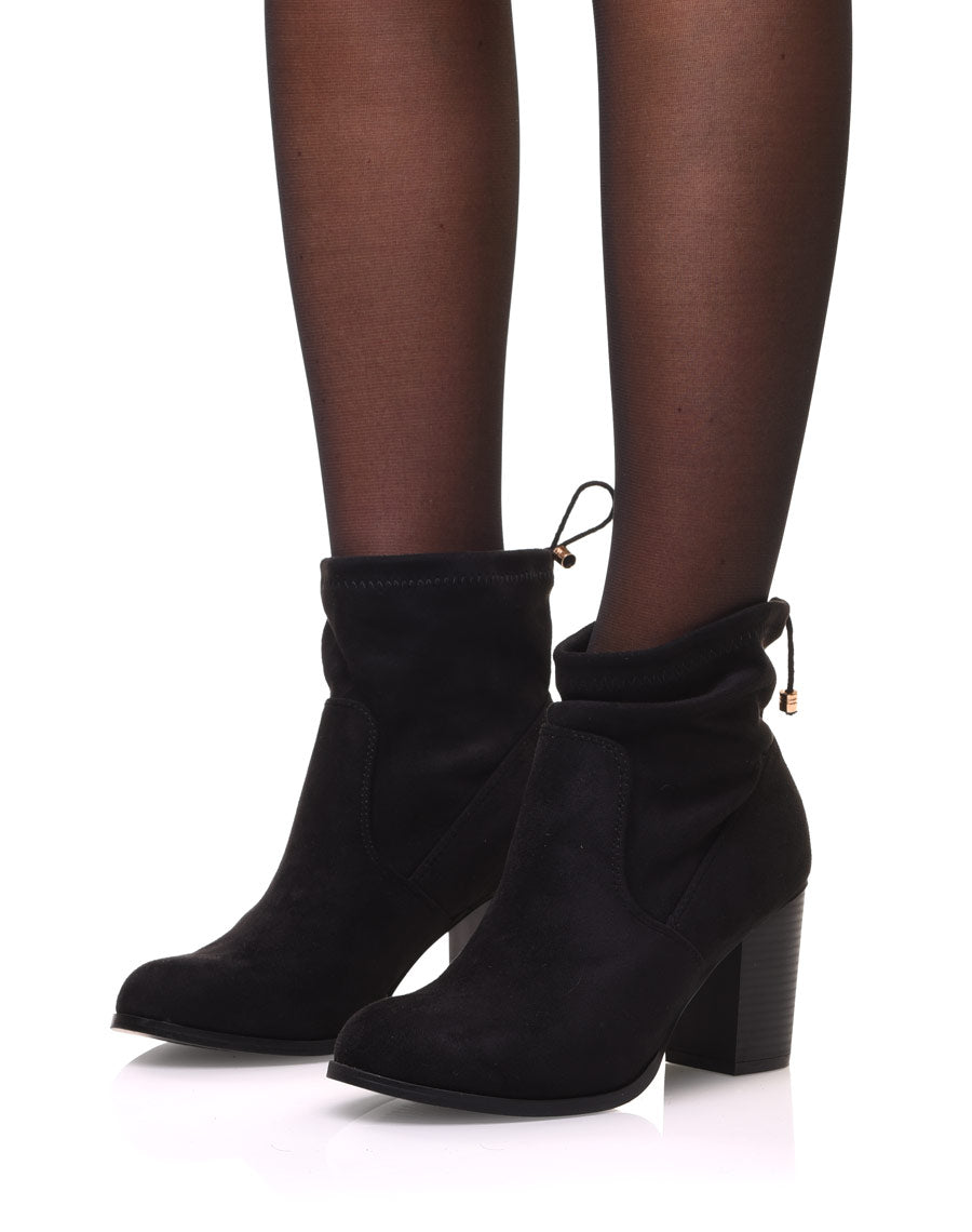 Bottines noires souples en suédine à talons