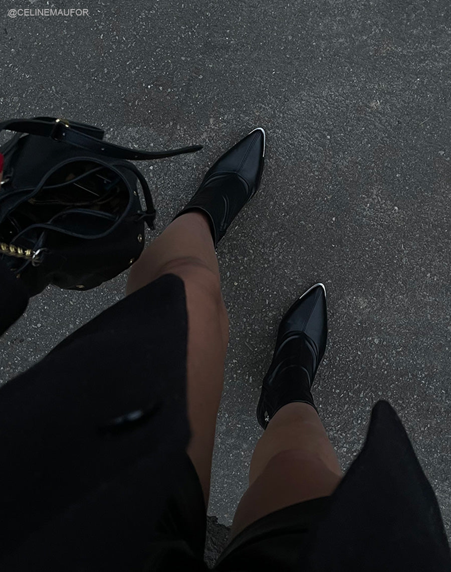 Bottines noires style chaussette à talon et bout pointu à détail argenté
