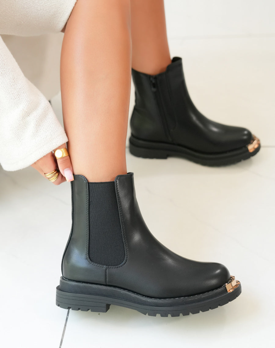 BOTTINES NOIRES STYLE CHELSEA AVEC DÉTAIL DORÉE