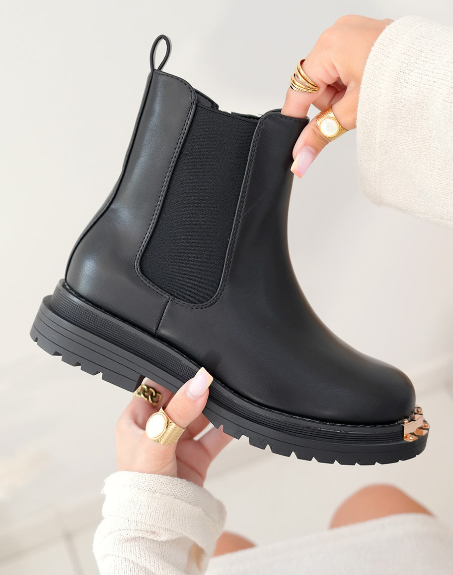 BOTTINES NOIRES STYLE CHELSEA AVEC DÉTAIL DORÉE