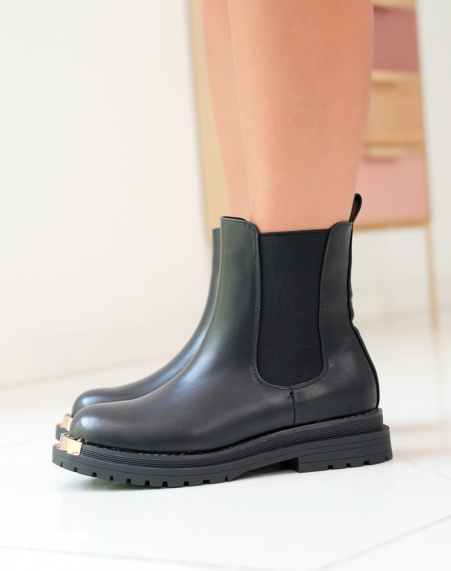 BOTTINES NOIRES STYLE CHELSEA AVEC DÉTAIL DORÉE