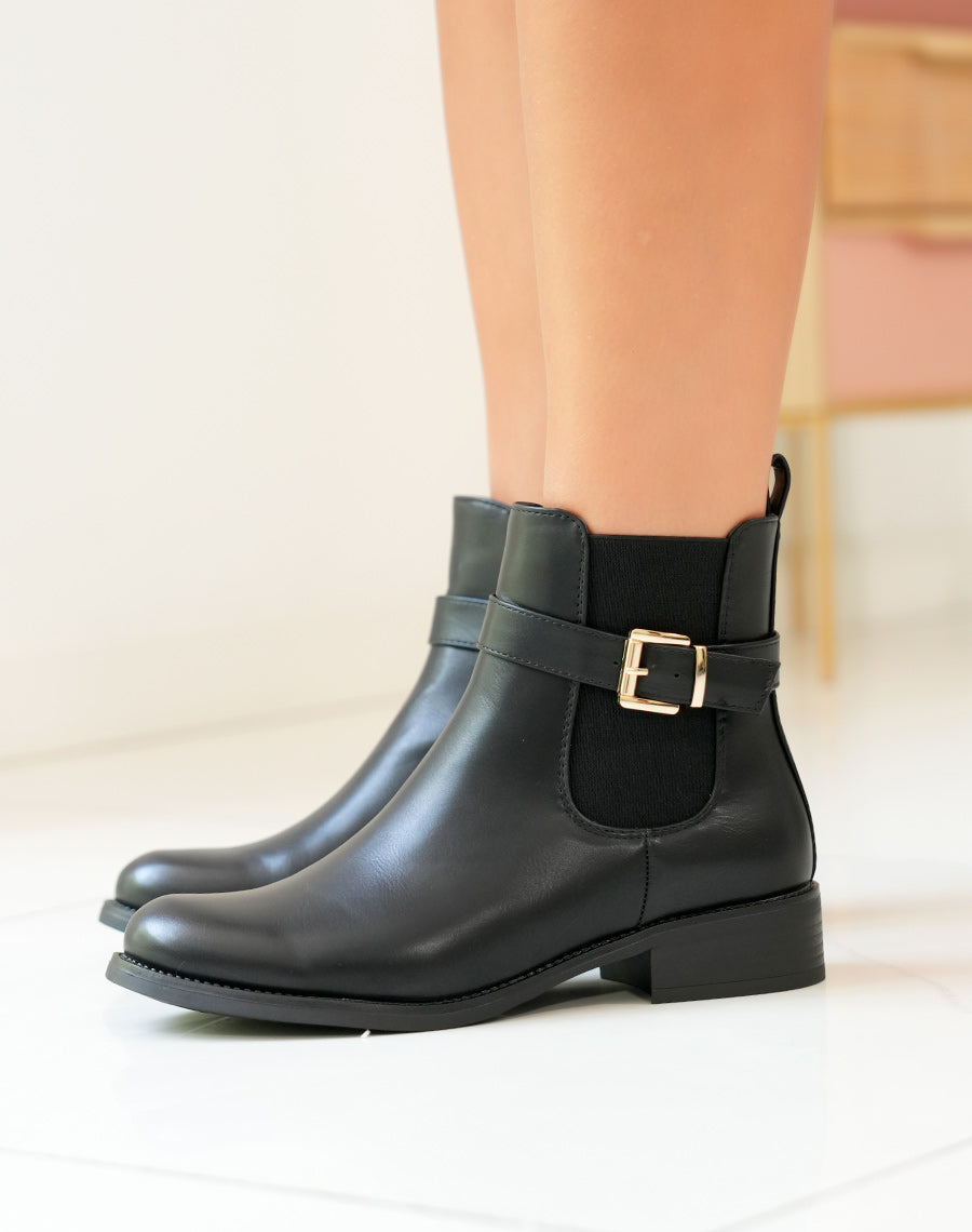 BOTTINES NOIRES STYLE CHELSEA AVEC LANIÈRE DORÉE