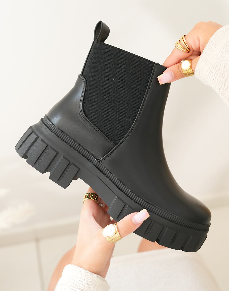 BOTTINES NOIRES STYLE CHELSEA AVEC SEMELLE ÉPAISSE CRANTÉE