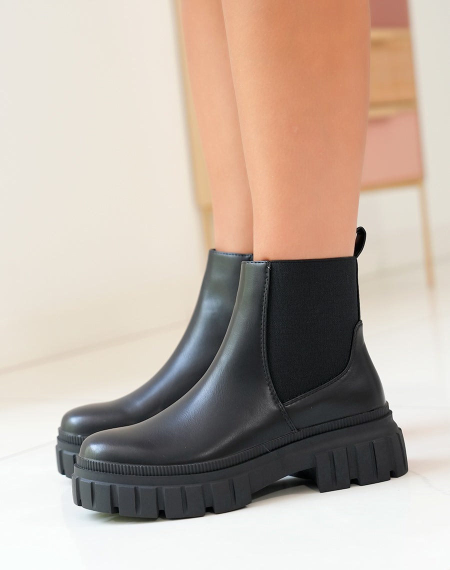 BOTTINES NOIRES STYLE CHELSEA AVEC SEMELLE ÉPAISSE CRANTÉE