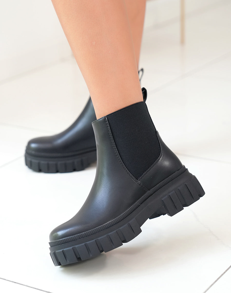 BOTTINES NOIRES STYLE CHELSEA AVEC SEMELLE ÉPAISSE CRANTÉE