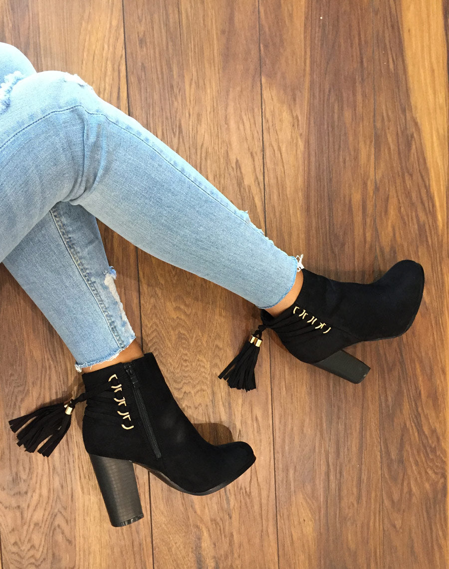 Bottines noires suédine à talons et lacets arrière
