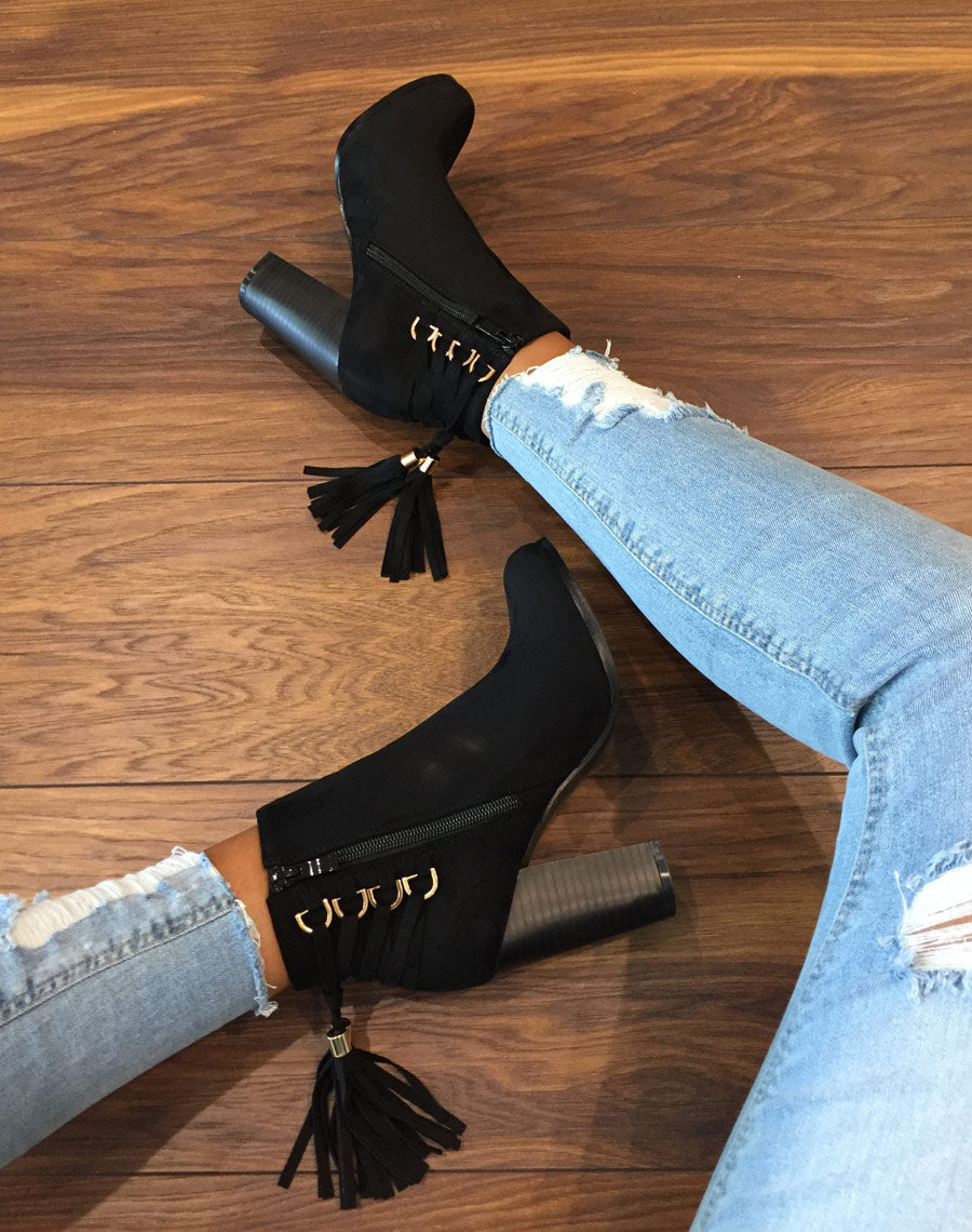 Bottines noires suédine à talons et lacets arrière