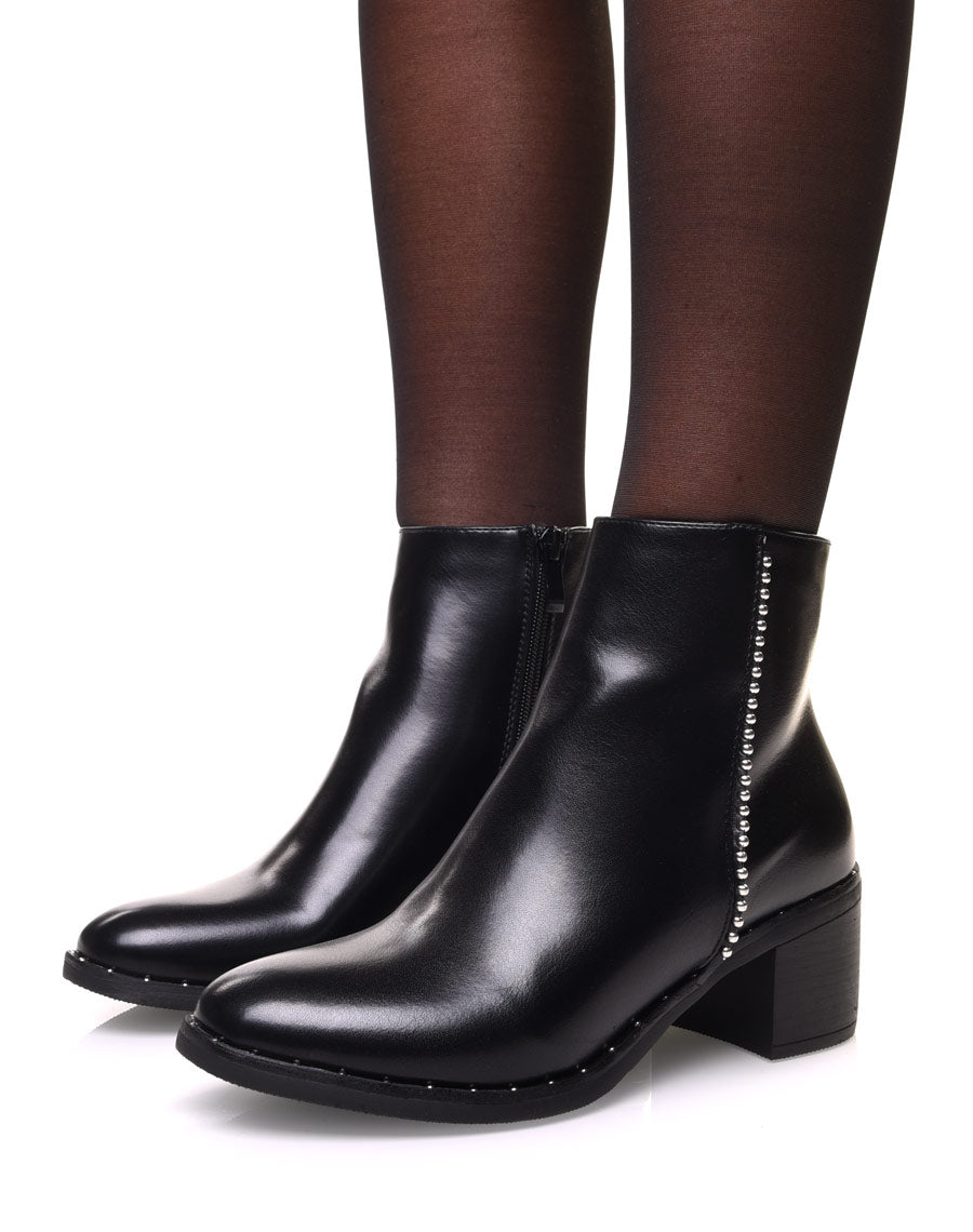 Bottines noires à surpiqûre perlée sur le côté