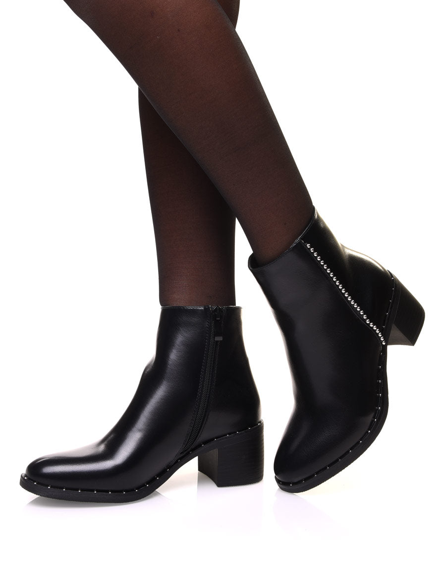 Bottines noires à surpiqûre perlée sur le côté