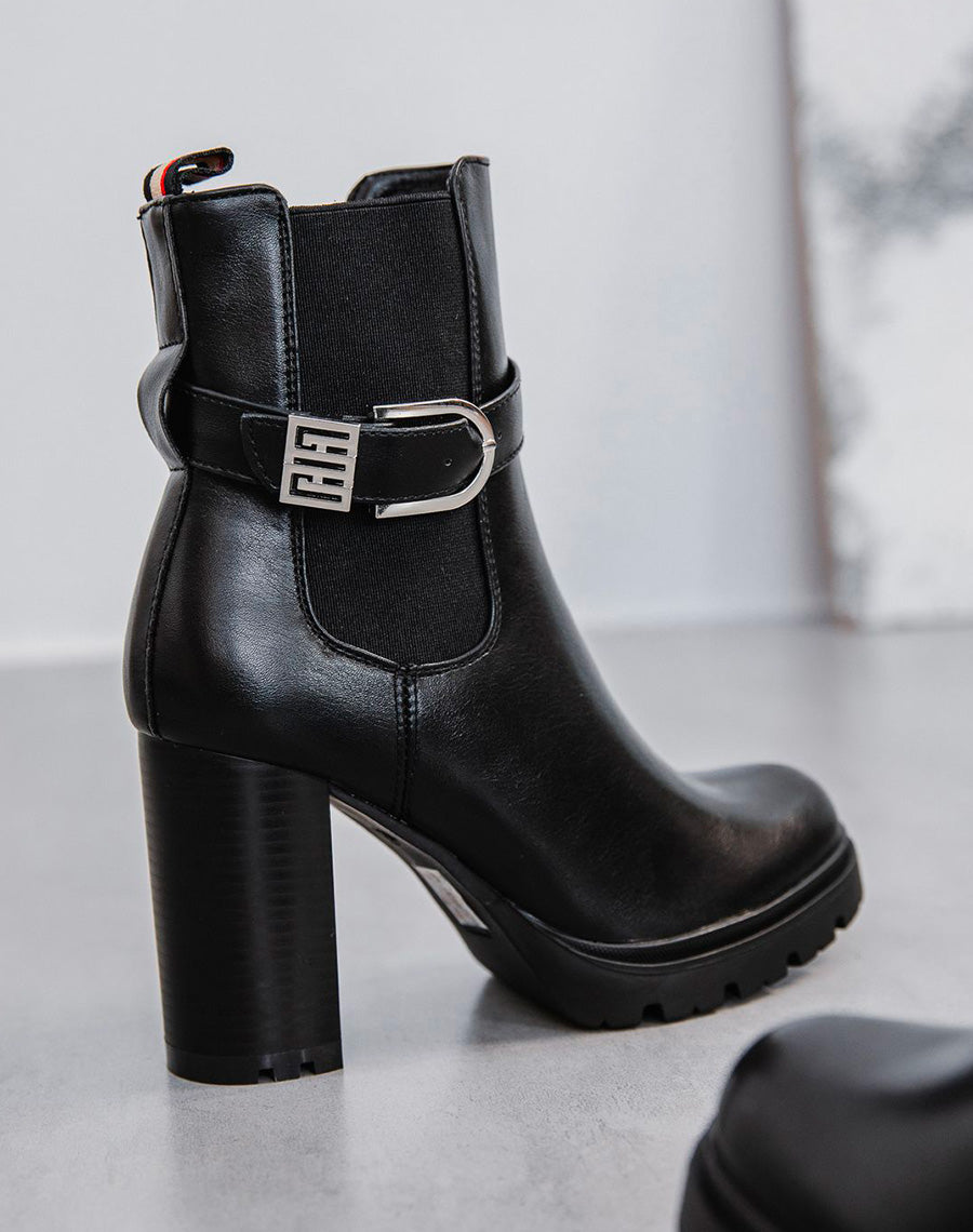 Bottines noires à talon à boucle argenté