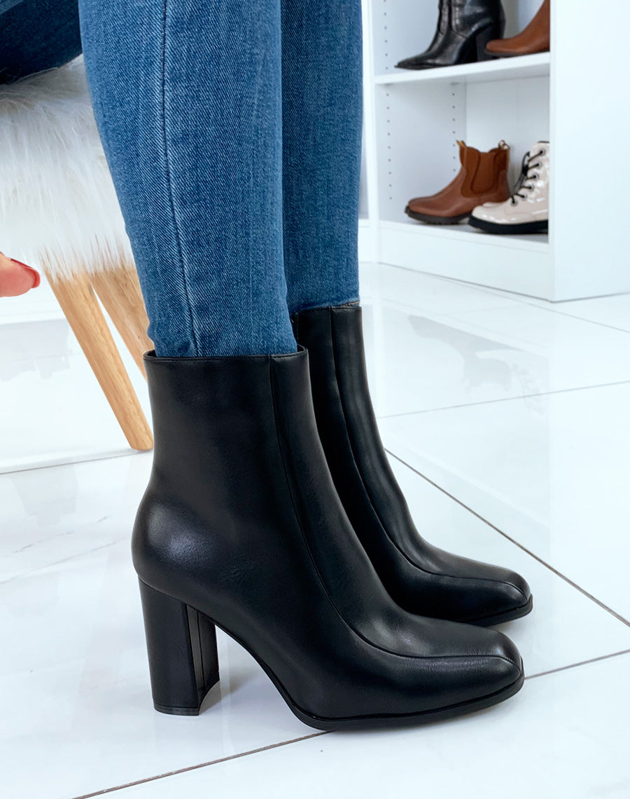 Bottines noires à talon et à bout carré