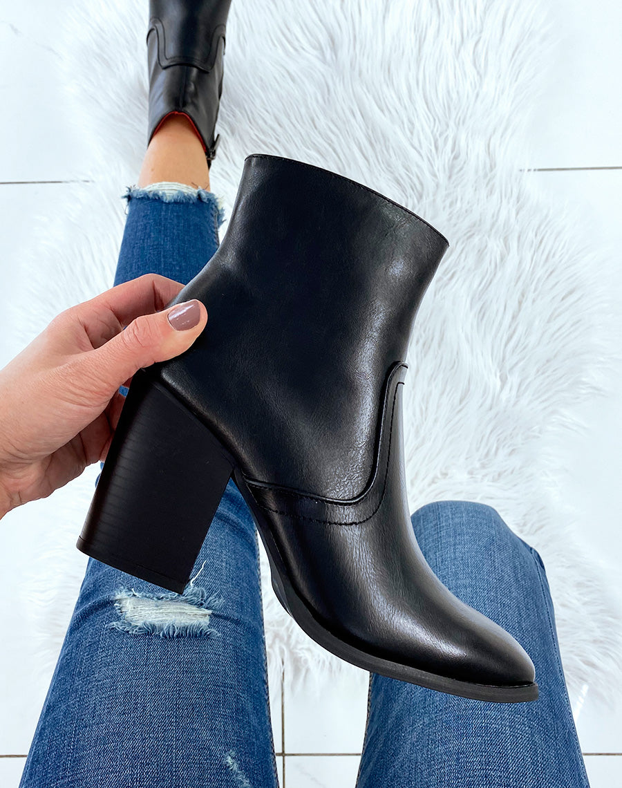 Bottines noires à talon et à bout carré