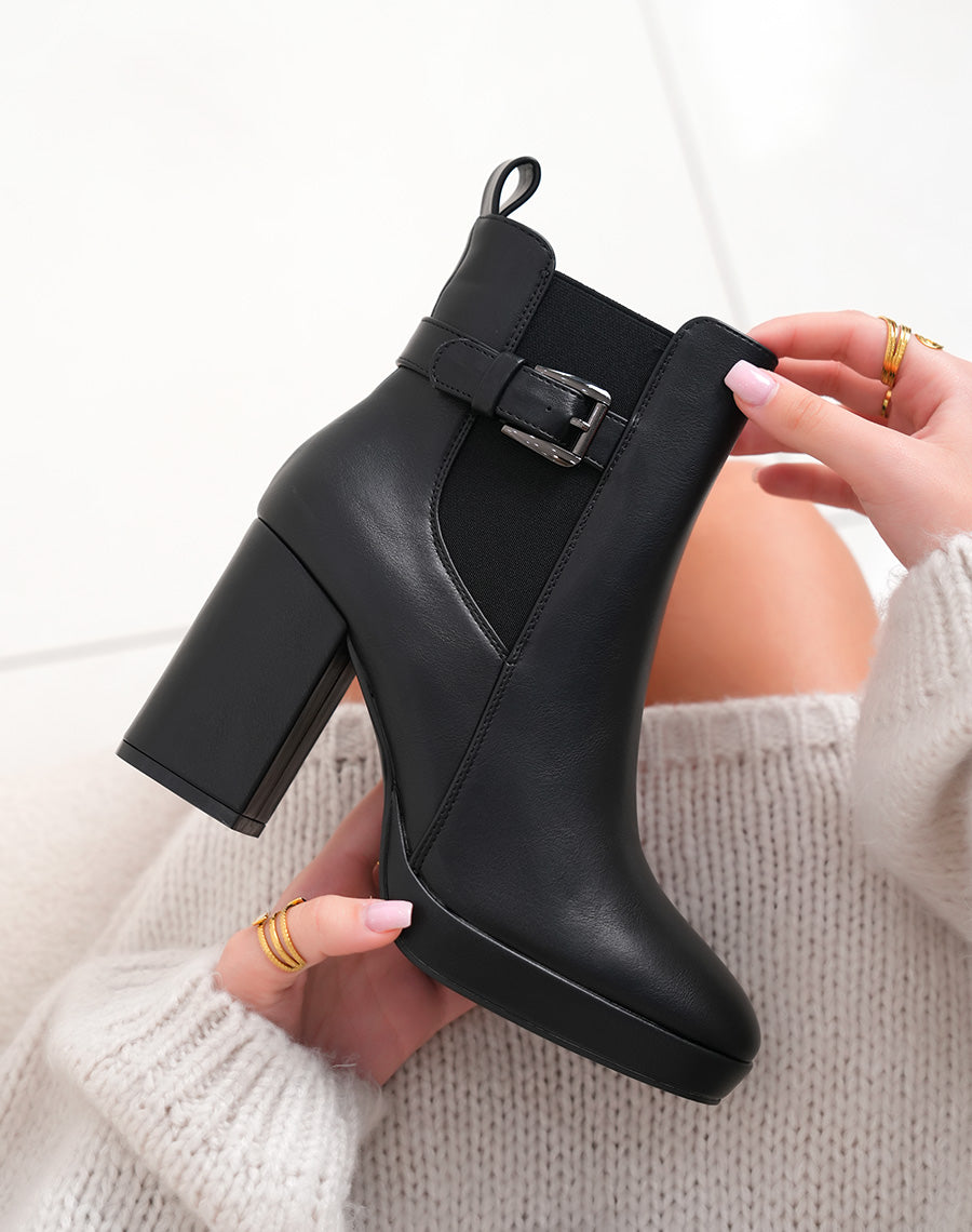 Bottines noires à talon et bout carré