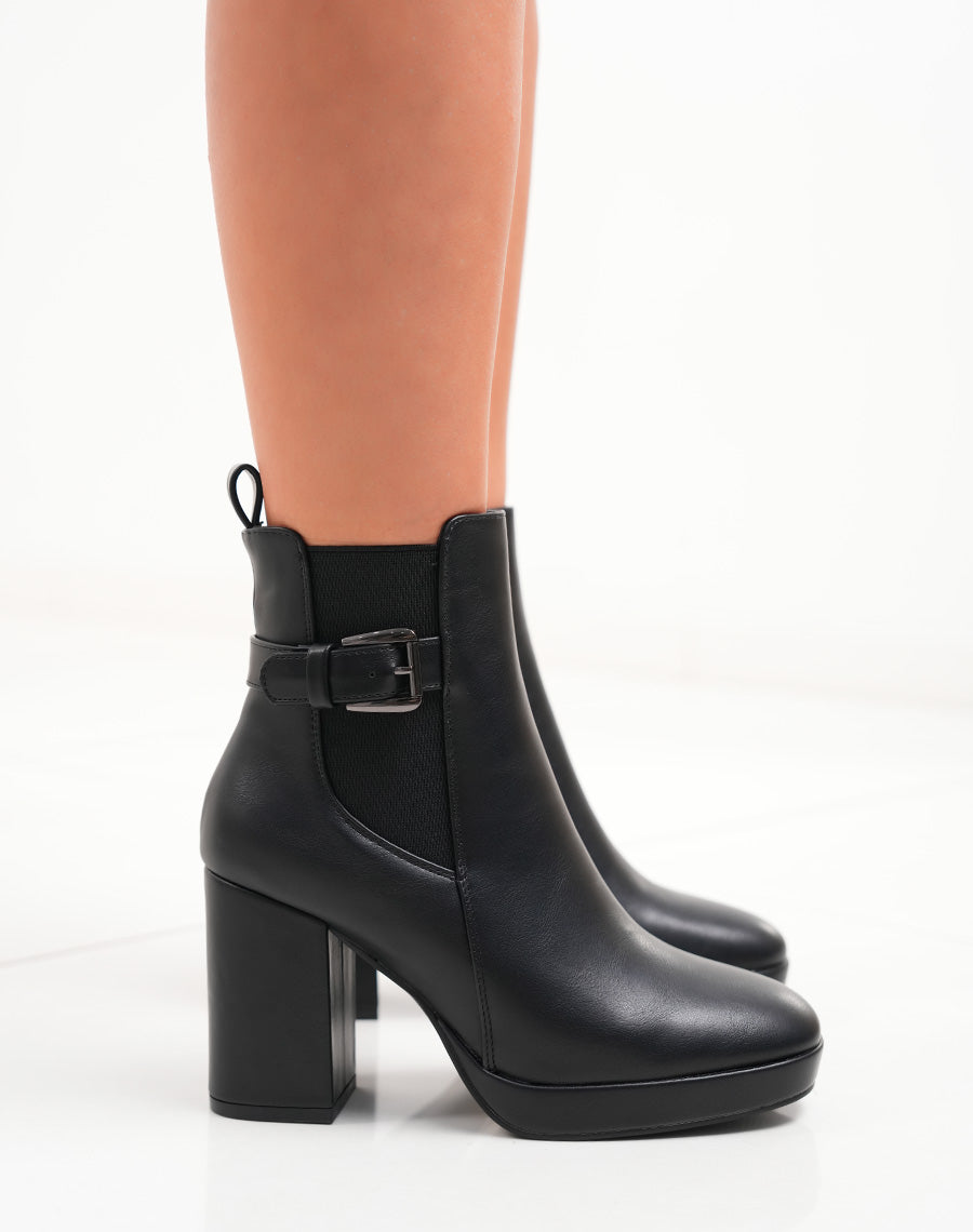 Bottines noires à talon et bout carré