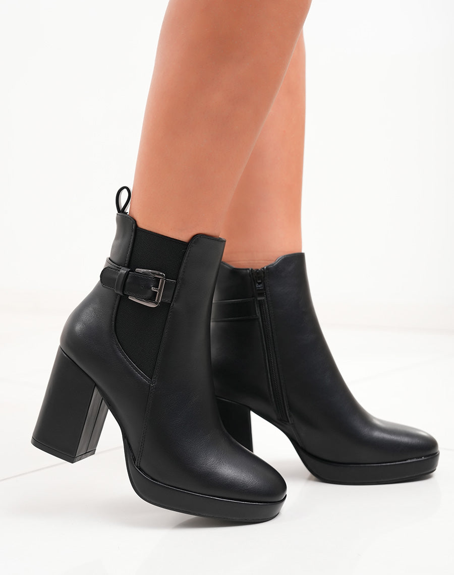 Bottines noires à talon et bout carré