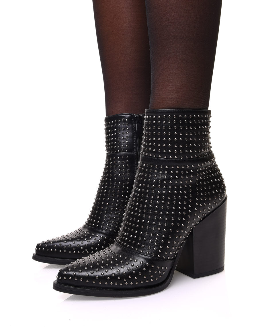 Bottines noires à talon et bout pointu ornées de petits clous