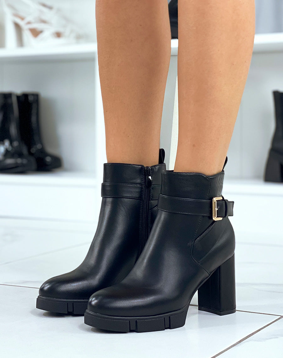 Bottines noires à talon et détail doré