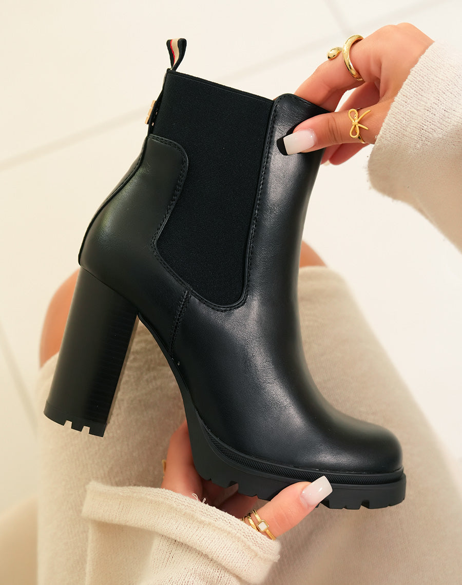 Bottines noires à talon et détail en élastique