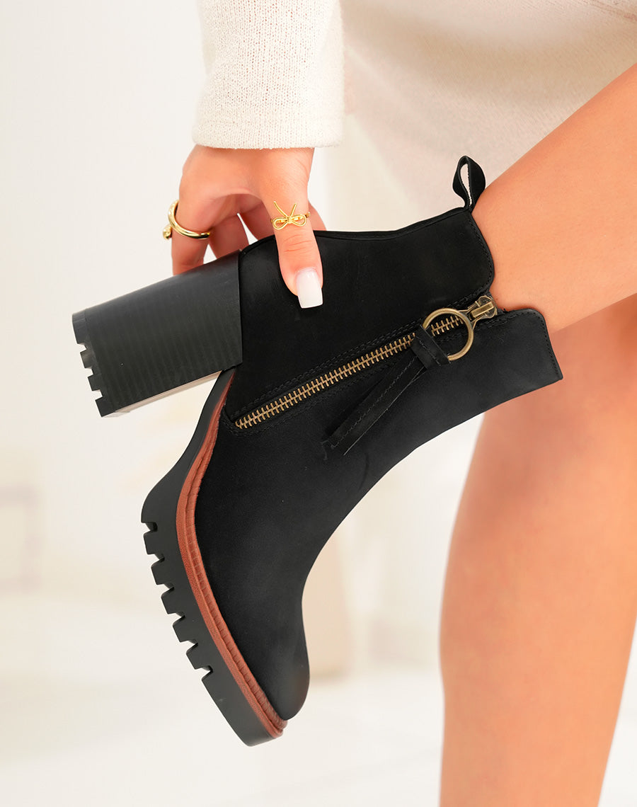 Bottines noires à talon et détail marron