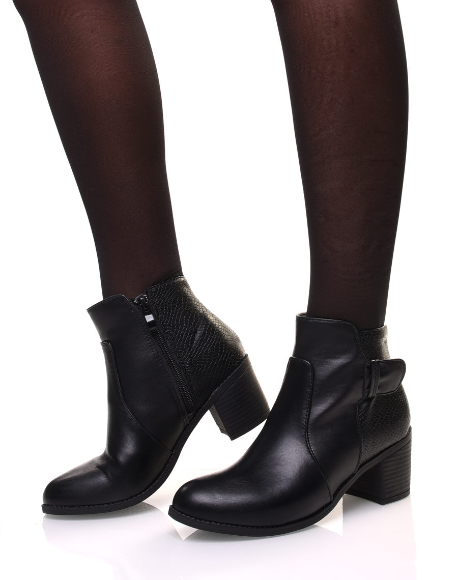 Bottines noires à talon et détails croco