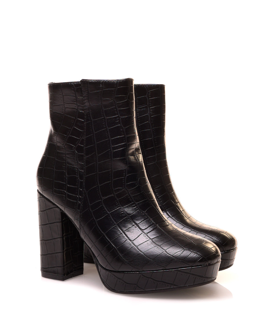 Bottines noires à talon et à grosse plateforme effet croco