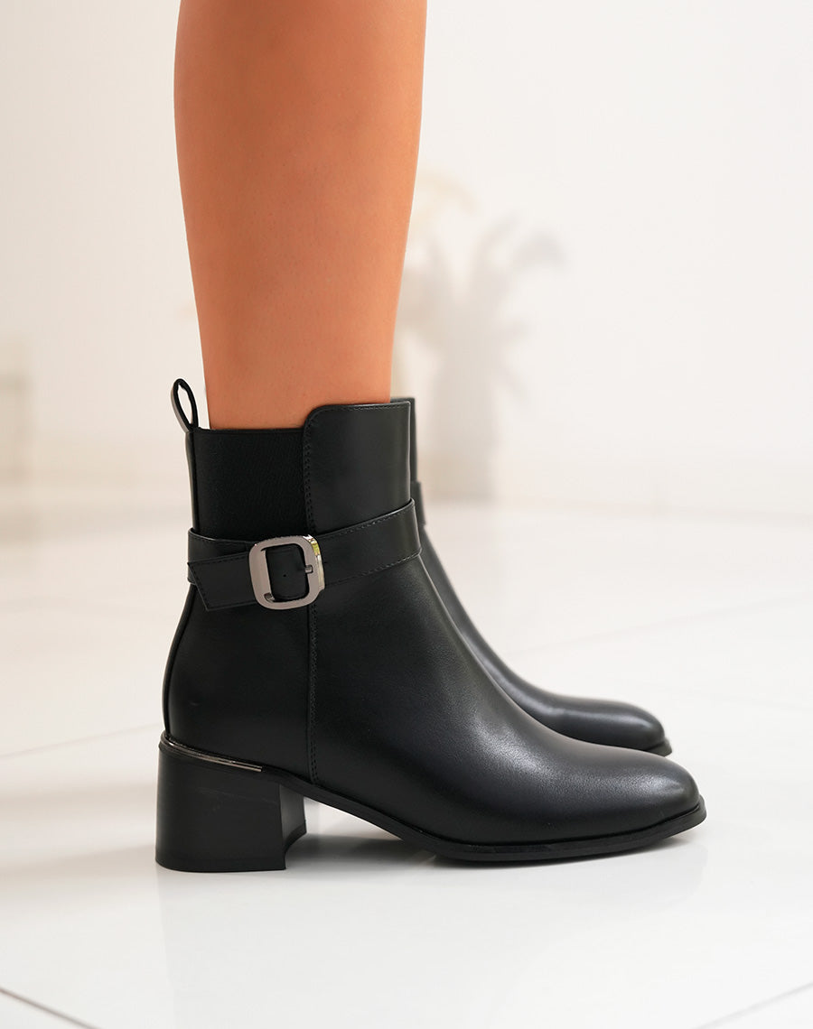 Bottines Noires à Talon et Sangle Argentée