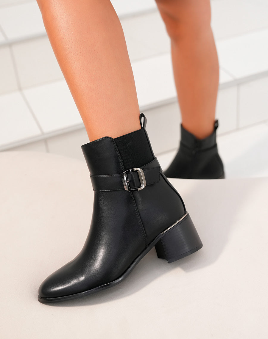 Bottines Noires à Talon et Sangle Argentée