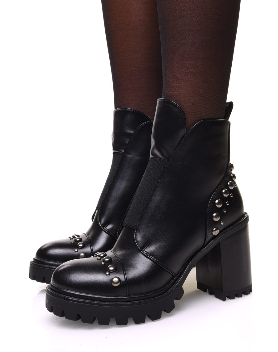 Bottines noires à talon et semelle crantés et détails perles
