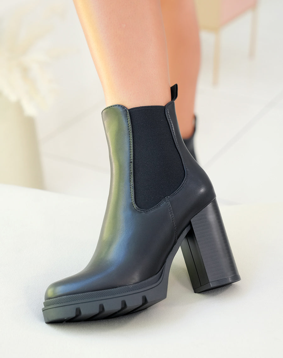 Bottines noires à talon et semelle légèrement crantée