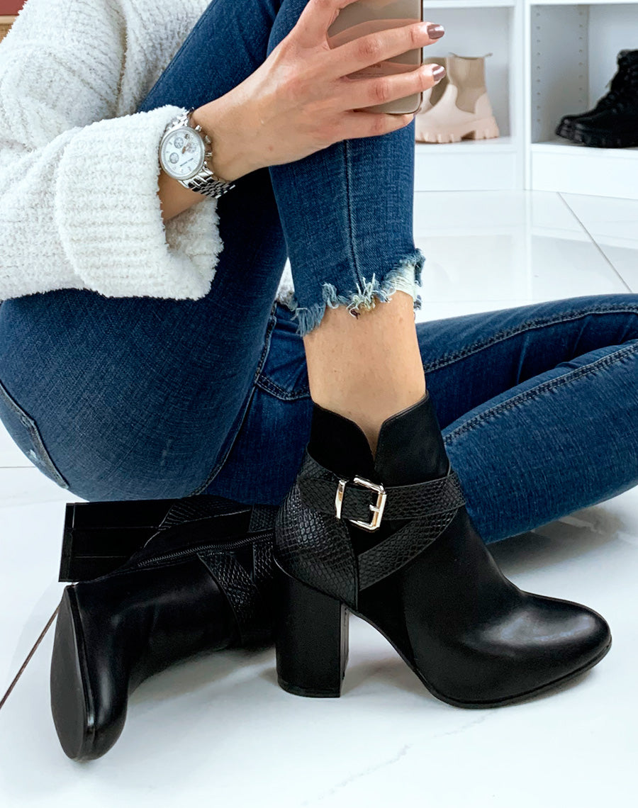 Bottines noires à talon à lanières croisées