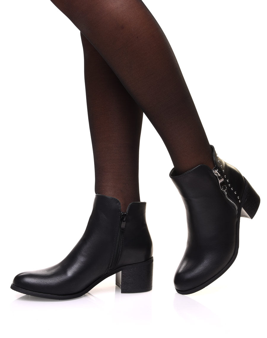 Bottines noires à talon mi haut et clous décoratifs
